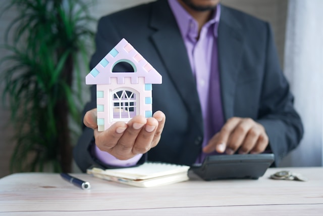 Homeowner arranging buildings and contents insurance